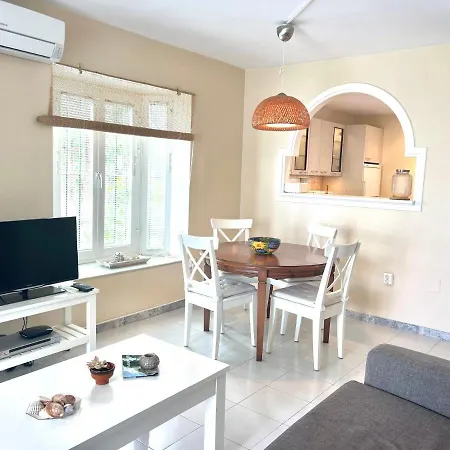 Fabulous Vacation In A 2 Bedroom Townhouse With 2 Terraces Overlooking The Sea, Suitable For 6 People 3 Swimming Pools Tennis And 200 Mts From The Sea *
